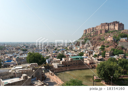 インド　ブルーシティ　ジョードプル　砦と市街地 18354160