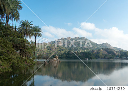 インド マウントアーブーの湖畔の風景 岩山 インド マウントアーブーの湖畔の風景 岩山 18354230