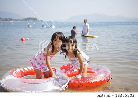 双子姉妹の海水浴 18355502