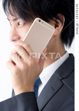 若いビジネスマン（スマートフォン） 18356146
