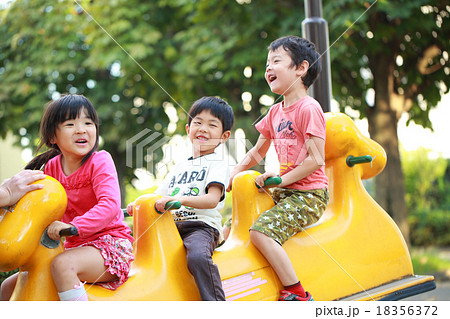 公園で遊ぶ子供達 公園で遊ぶ子供達 18356372