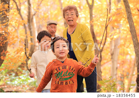 紅葉の山道をハイキングする子供 18356455