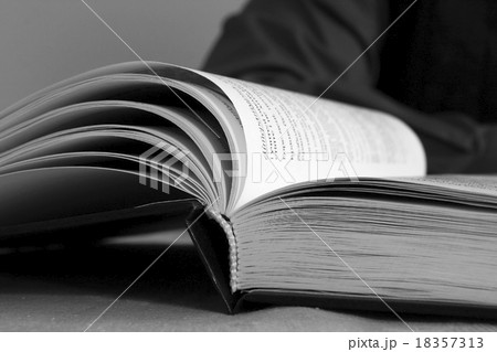 Open book 18357313