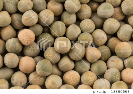 Whole dried green peas full frame 18360663