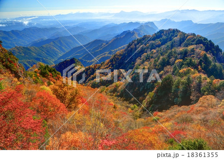 奥秩父・両神山から見る紅葉の山並み 18361355
