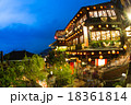 薄暮に賑わうノスタルジックな街景色 18361814