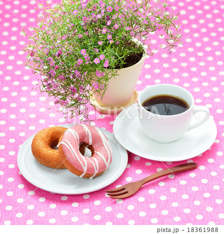 かわいいドーナツとコーヒーのティータイム。 かわいいドーナツとコーヒーのティータイム。 18361988