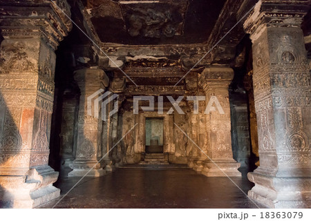 インド　エローラ　カイラーサナータ寺院　内部 18363079