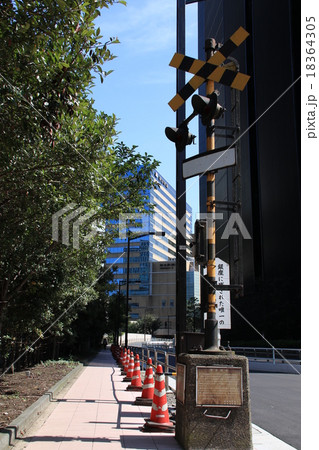 港区残された古い踏み切り警報器 18364305