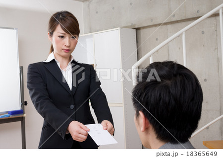 退職願を出す女性と男性上司　辞表　辞職　退職　イメージ 18365649