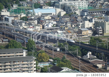 電車と京都の街並み 18365952