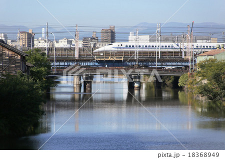 名古屋市中川運河の橋梁を通過する東海道新幹線700系車両 18368949