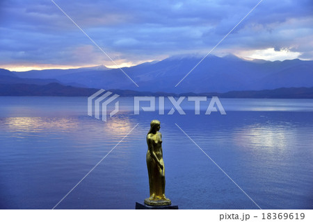 朝の田沢湖 18369619