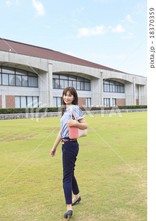 若い女性 18370359