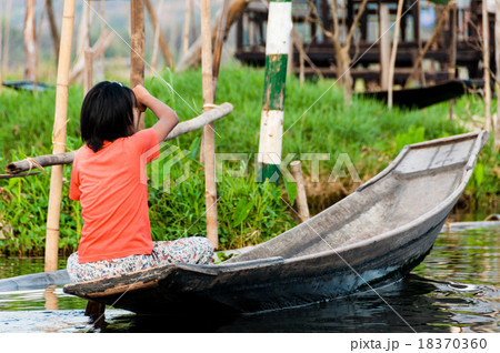 Asian girl rowing on boat at Inle Lake 18370360