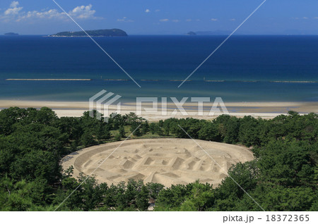 香川県観音寺市琴弾公園の「銭形砂絵」と伊吹島 18372365