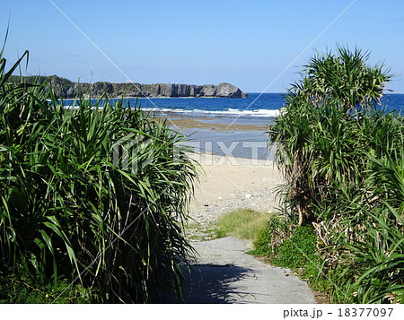 沖縄県最北端の辺戸岬 18377097