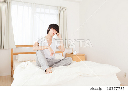 寝起きで調子が悪い男性 寝起きで調子が悪い男性 18377785