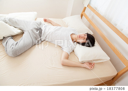 ぐっすり眠る若い男性 18377808