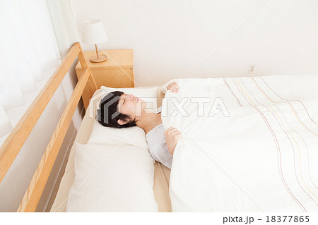 ぐっすり寝る若い男性 18377865