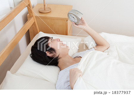 朝寝坊した若い男性 18377937