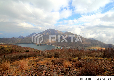 地蔵岳山頂から黒檜山と大沼を望む(赤城山) 地蔵岳山頂から黒檜山と大沼を望む(赤城山) 18378134