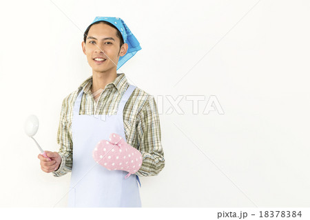 お玉を持ち料理をする若い男性イメージ お玉を持ち料理をする若い男性イメージ 18378384