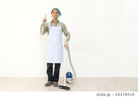 掃除機をかける若い男性イメージ 掃除機をかける若い男性イメージ 18378410