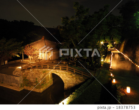 ライトアップされた弁財天堂と天女橋 18378753