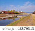 秋の鴨川 18379313