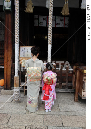 七五三　親子　後ろ姿 18384473