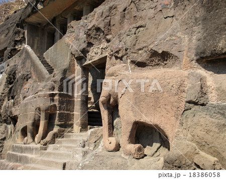 世界遺産「アジャンター石窟群」の「第16窟」(インド) 世界遺産「アジャンター石窟群」の「第16窟」(インド) 18386058