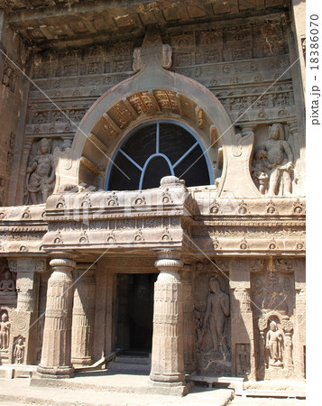 世界遺産「アジャンター石窟群」の「第19窟」(インド) 世界遺産「アジャンター石窟群」の「第19窟」(インド) 18386070