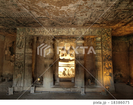 世界遺産「アジャンター石窟群」の「第20窟」(インド) 世界遺産「アジャンター石窟群」の「第20窟」(インド) 18386075