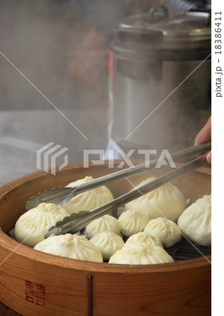 横浜中華街名物の肉まん 18386411