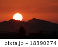 山に沈む夕日 18390274