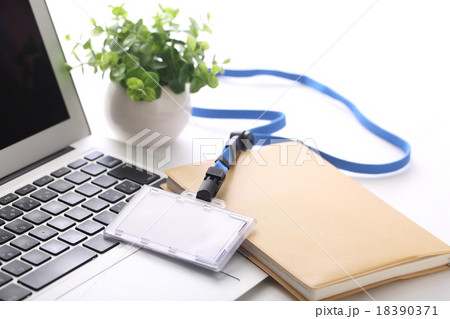 パソコンと手帳とIDカードホルダー 18390371