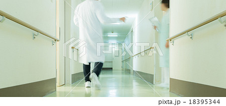 病院の廊下 18395344