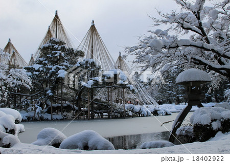 大雪と冷え込みで霞ヶ池が凍りつく兼六園の風景 18402922