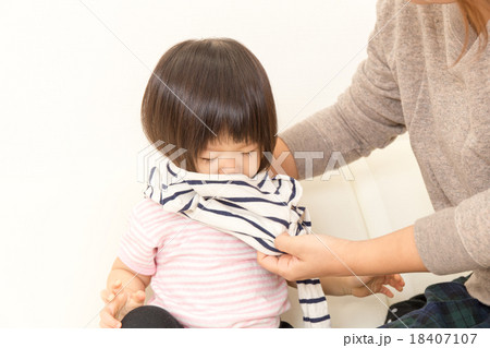 女の子　お着替え 18407107