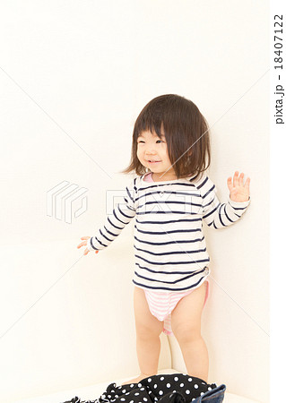 女の子　お着替え 18407122