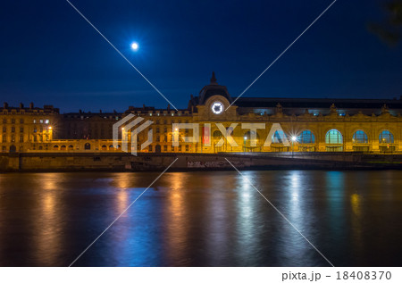 世界フランス絶景 パリのオルセー美術館の夜景の写真素材