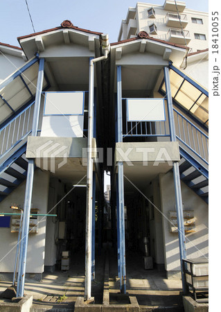 レトロなアパート 18410055