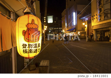 夜の温泉街 18411601