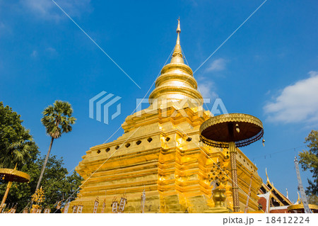 Golden Pagoda at Wat Phra That Sri Chom Thong 18412224