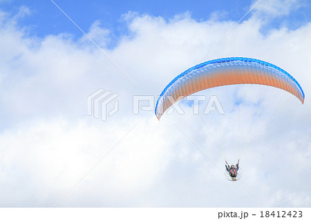空を飛ぶモーターパラグライダー 18412423