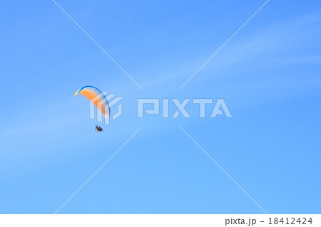 モーターパラグライダーと青空 18412424
