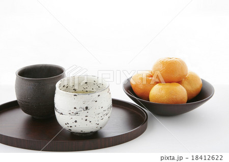 湯のみ茶碗とみかんの和のくつろぎイメージ 18412622