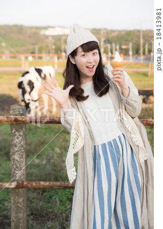 ソフトクリームを食べる女性 ソフトクリームを食べる女性 18413981