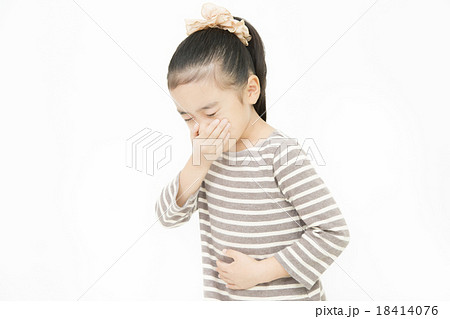 腹痛　吐き気　女の子　小学生　苦しい　苦しむ　痛い 18414076
